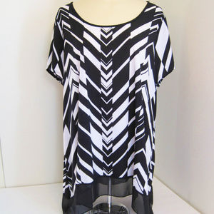 Plus Size 2X Geometric B&W Pattern Pullover Blouse